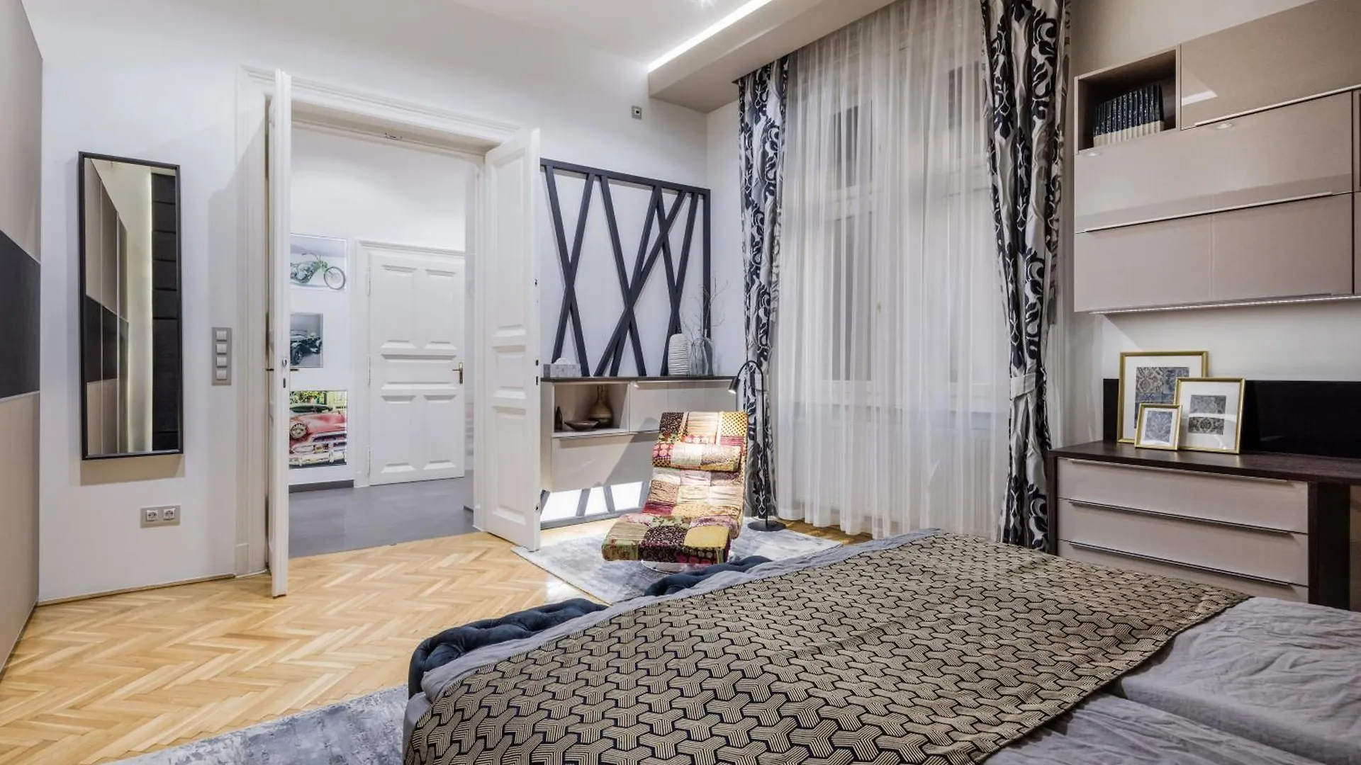 Spacious Designer Home With Premium Touches 부다페스트 0*,  헝가리