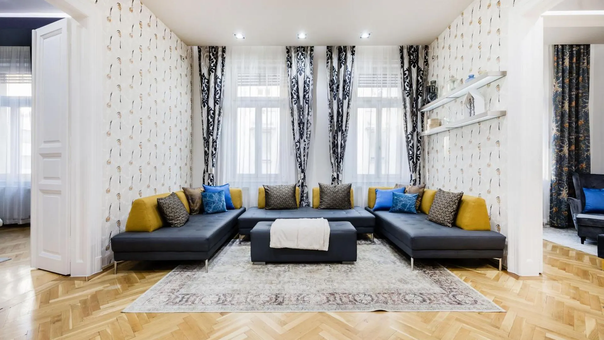 Spacious Designer Home With Premium Touches 부다페스트 0*,  헝가리